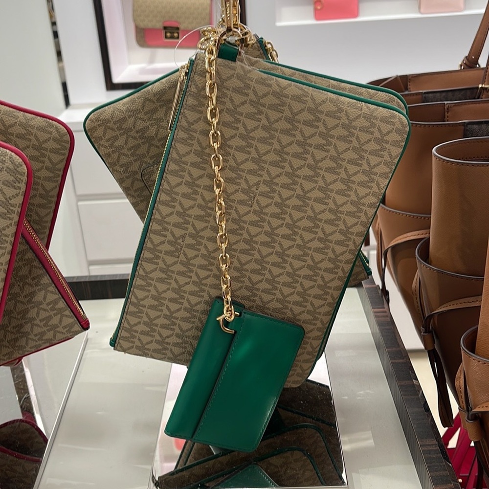 MICHAEL KORS JET SET ITEM LG 2 in 1 CARD CASE & WRISTLET
Palmetto Green 
NWT - Picture 2 of 16